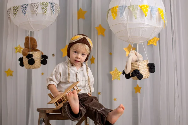 Süßer kleiner Junge, der mit Flugzeug und Teddybär spielt, Air Bal — Stockfoto