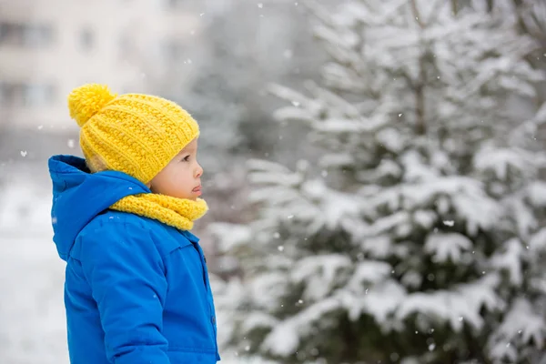 甘い幼児の男の子、遊び場で雪と遊ぶ — ストック写真