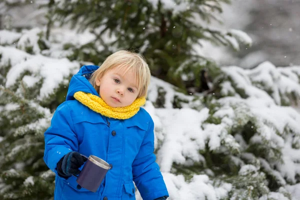 Dulce niño pequeño, jugando con nieve en el patio de recreo —  Fotos de Stock