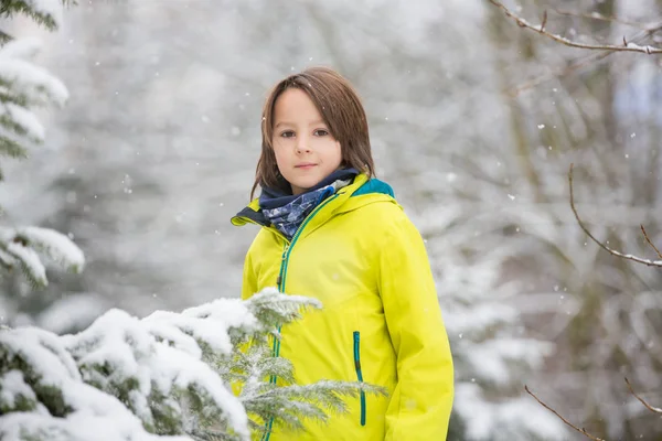 Söta småbarn pojke, leka med snö på lekplatsen — Stockfoto