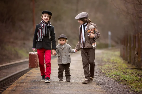 Tren istasyonunda sevimli çocuklar, S ile treni bekliyorlar. — Stok fotoğraf