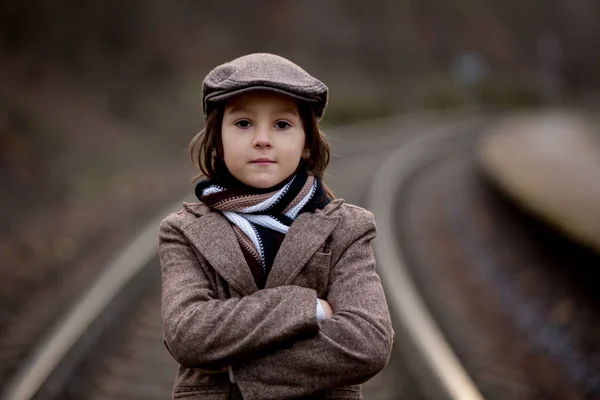 Schattige jongen op een spoorwegstation, wachten op de trein — Stockfoto