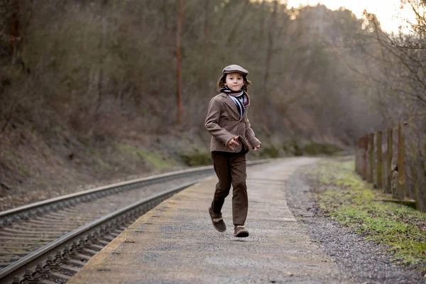 Çok güzel çocuk için tren bekleyen bir tren istasyonu — Stok fotoğraf