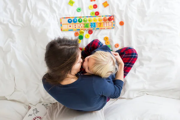 Yatakta güzel, uykulu bir sabah, anne ve bebek, çocuk, oyun oynuyorlar., — Stok fotoğraf