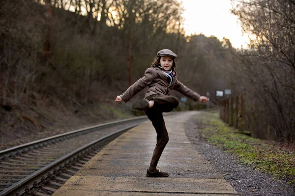 Çok güzel çocuk için tren bekleyen bir tren istasyonu — Stok fotoğraf