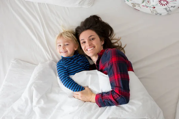 Szép álmos reggel az ágyban, anya és kisgyermek, fiú, játszik, — Stock Fotó