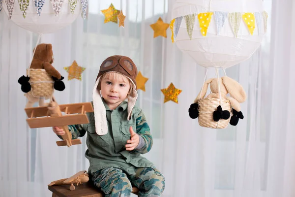 Süßer kleiner Junge, der mit Flugzeug und Teddybär spielt, Air Bal — Stockfoto