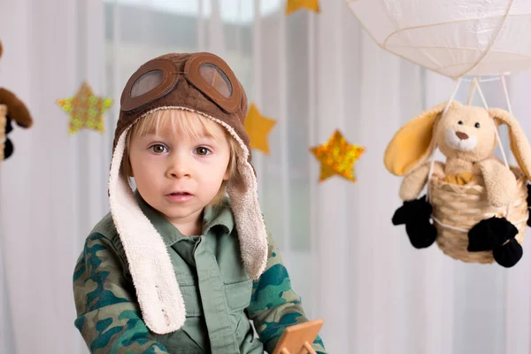 Süßer kleiner Junge, der mit Flugzeug und Teddybär spielt, Air Bal — Stockfoto