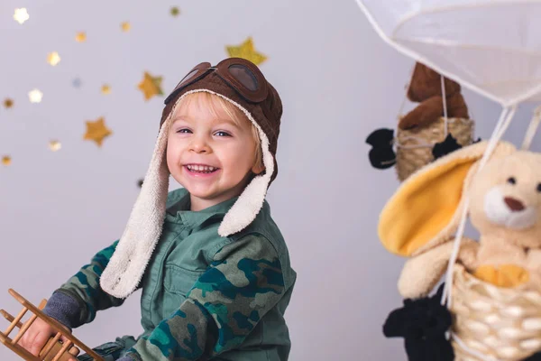 Menino da criança doce, brincando com avião e ursinho de pelúcia, ar bal — Fotografia de Stock