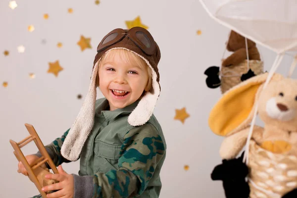 Dulce niño, jugando con el avión y el oso de peluche, aire bal — Foto de Stock