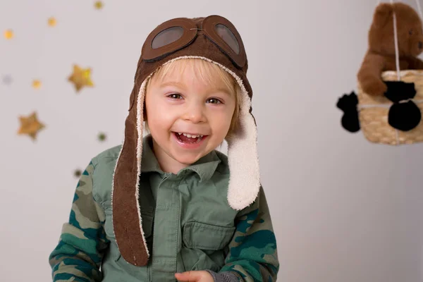 Dulce niño, jugando con el avión y el oso de peluche, aire bal — Foto de Stock