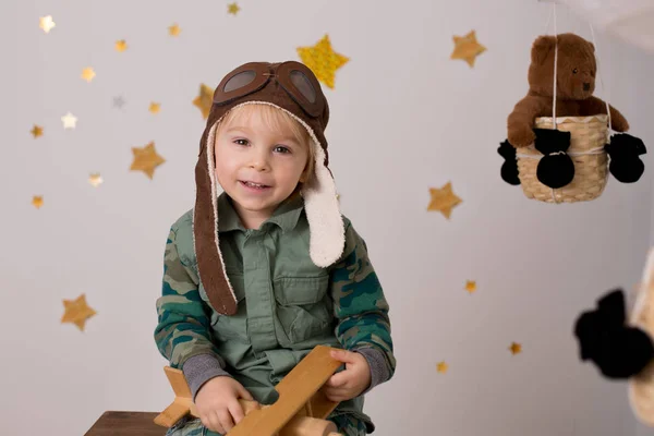 Süßer kleiner Junge, der mit Flugzeug und Teddybär spielt, Air Bal — Stockfoto