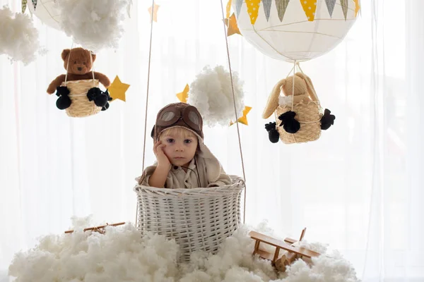 Lieve peuter jongen, spelen met vliegtuig en teddybeer, lucht bal — Stockfoto