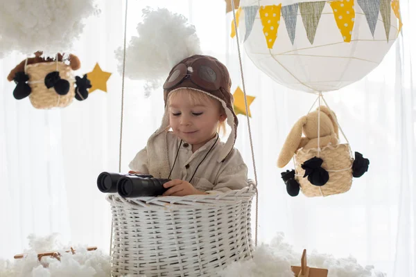 Sladké batole chlapec, hraní s letadlem a medvídkem, vzduch bal — Stock fotografie