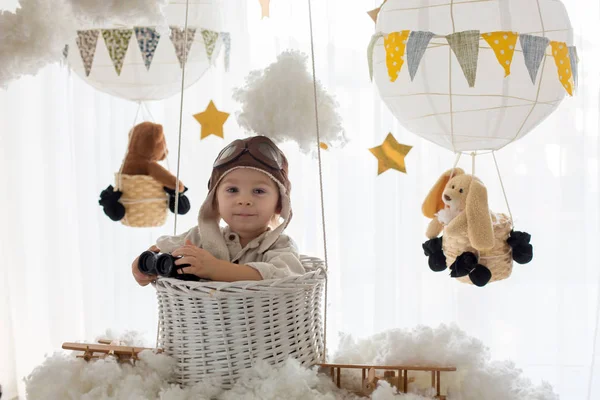 Dulce niño, jugando con el avión y el oso de peluche, aire bal —  Fotos de Stock