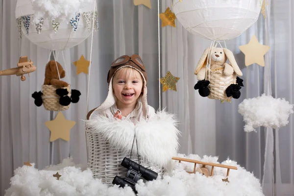 Lieve peuter jongen, spelen met vliegtuig en teddybeer, lucht bal — Stockfoto