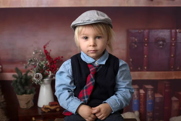 Menino criança doce, vestido casual inteligente, sentado em um cha de madeira — Fotografia de Stock