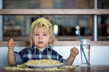 Küçük bebek çocuk, küçük çocuk, öğle yemeği ve m için spagetti yeme