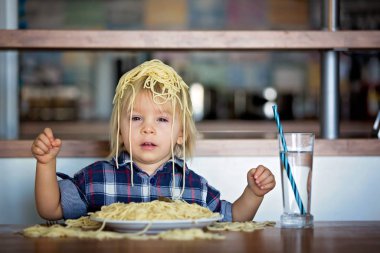 Küçük bebek çocuk, küçük çocuk, öğle yemeği ve m için spagetti yeme