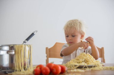 Küçük bebek çocuk, küçük çocuk, öğle yemeği ve m için spagetti yeme