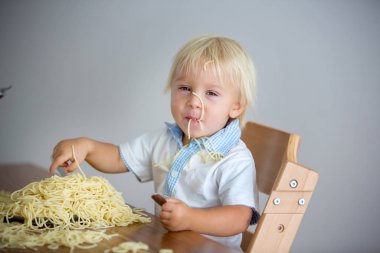 Küçük bebek çocuk, küçük çocuk, öğle yemeği ve m için spagetti yeme