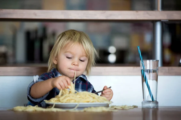 小男孩，蹒跚学步的孩子，午餐吃意大利面，我 — 图库照片