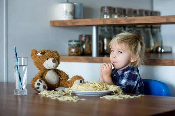 Niño pequeño, niño pequeño, comiendo espaguetis para el almuerzo y m — Foto de Stock