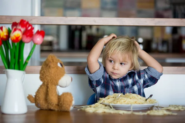 Petit garçon, tout-petit enfant, manger des spaghettis pour le déjeuner et m — Photo