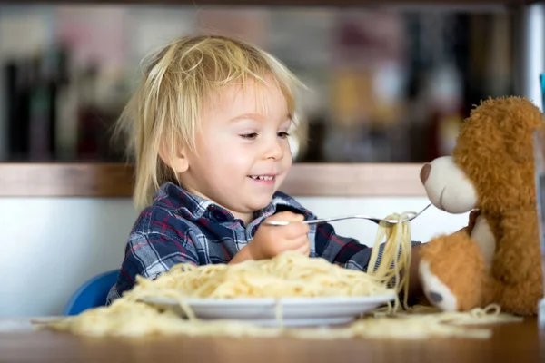 Kleiner Junge, Kleinkind, Spaghetti essen zum Mittagessen und — Stockfoto