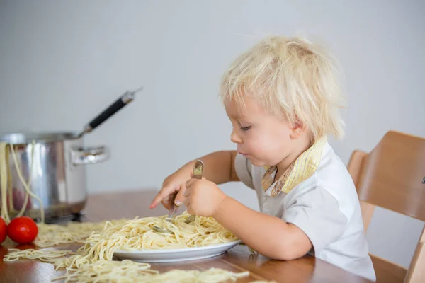 Kleiner Junge, Kleinkind, Spaghetti essen zum Mittagessen und — Stockfoto