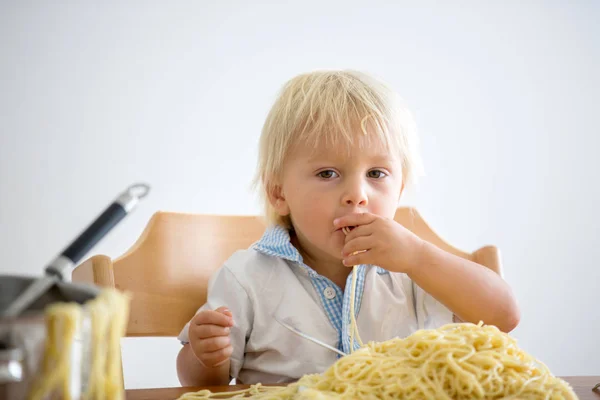 Menino, criança, comendo espaguete para o almoço e m — Fotografia de Stock