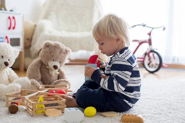 귀여운 아기, 테디 베어와 장난감을 가지고 놀고 있는 — 스톡 사진