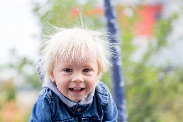 Χαριτωμένο μικρό αγόρι με στατικά ηλεκτρικά μαλλιά, έχοντας το αστείο πορτ — Φωτογραφία Αρχείου