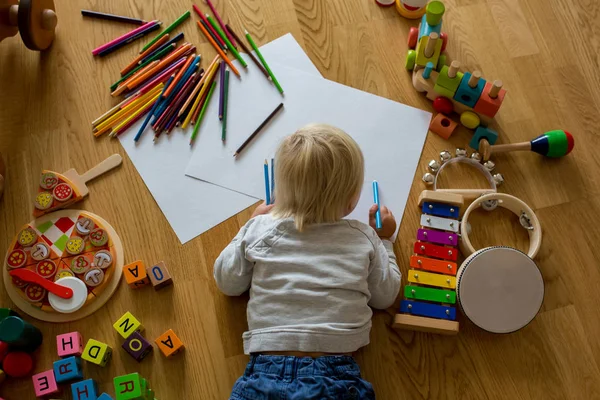 Piccolo bambino biondo, disegno con pastelli e penna da colorare — Foto Stock