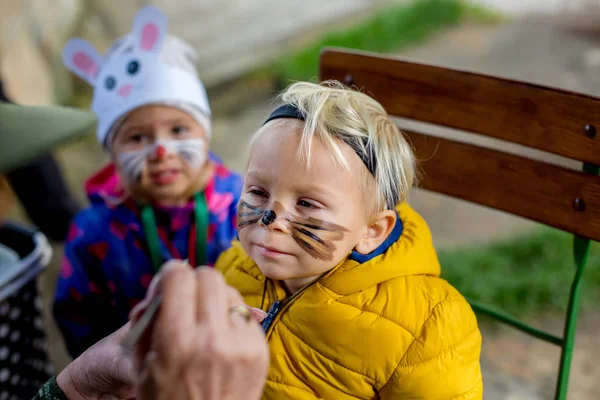 愛らしいブロンド幼児子供とともにクママスクと塗装面 — ストック写真