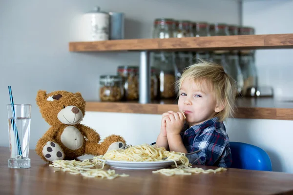 Niño pequeño, niño pequeño, comiendo espaguetis para el almuerzo y m — Foto de Stock
