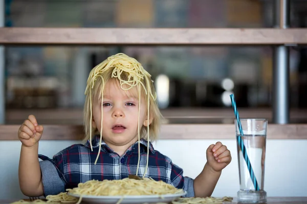 Niño pequeño, niño pequeño, comiendo espaguetis para el almuerzo y m —  Fotos de Stock