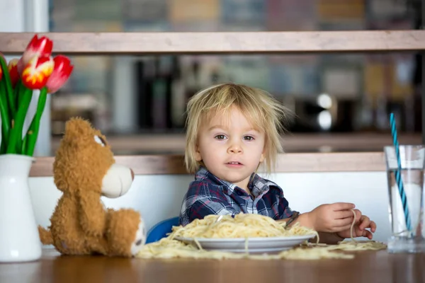 Маленький мальчик, маленький ребенок, ест спагетти на обед и м — стоковое фото