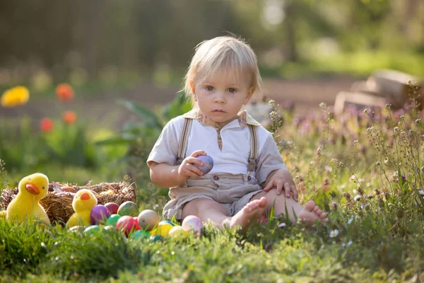 Söt småbarn pojke med Bunny öron, ägg jakt på påsk, barn — Stockfoto