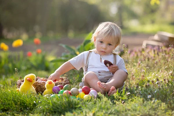 Dolce bambino con orecchie da coniglio, caccia alle uova per Pasqua, bambino — Foto Stock