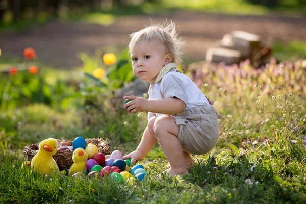 Söt småbarn pojke med Bunny öron, ägg jakt på påsk, barn — Stockfoto