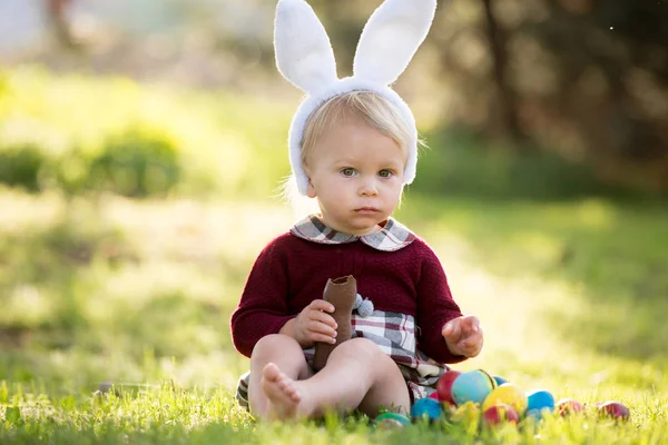 Lieve kinderen, jongen broers met bunny oren, eieren jacht voor EA — Stockfoto