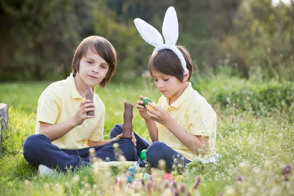 Süße Kinder, Knabenbrüder mit Hasenohren, Eiersuche nach Ei — Stockfoto