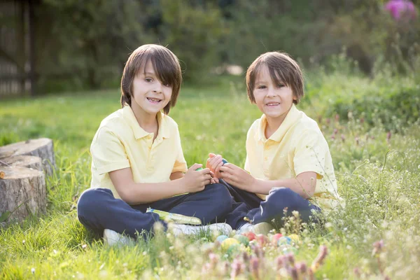 Słodkie dzieci, bracia chłopiec z królikiem uszy, polowanie jaj dla EA — Zdjęcie stockowe