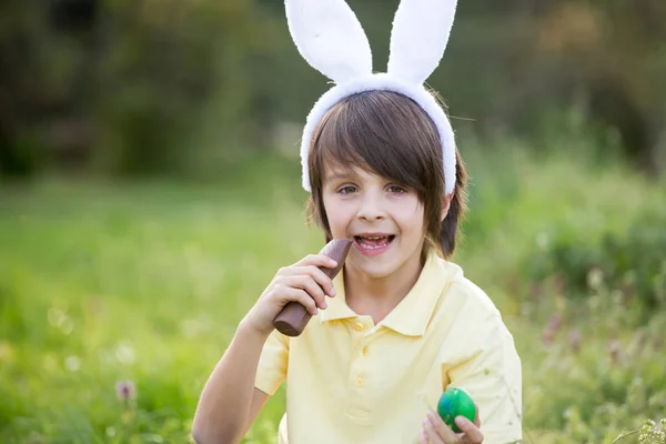 Sweet children, boy brothers with bunny ears, egg hunting for Ea — Stock Photo, Image