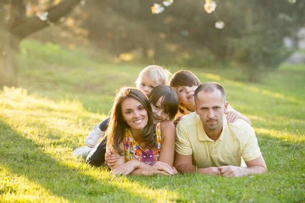 Güzel aile, anne, baba ve üç çocuk, erkek, sahip fa — Stok fotoğraf