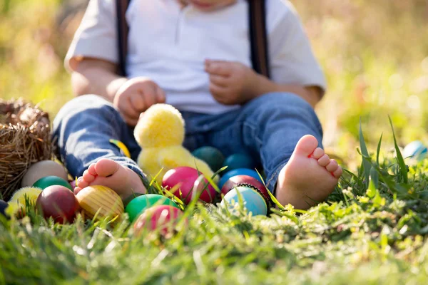 Petit garçon doux aux oreilles de lapin, chasse aux œufs pour Pâques, enfant — Photo