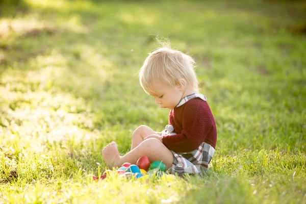 Сладкий мальчик с кроличьими ушами, охота за яйцами на Пасху, ребенок — стоковое фото