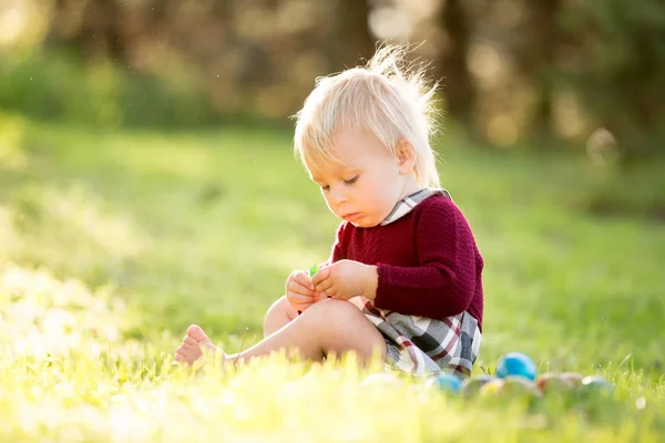 Sweet toddler boy with bunny ears, egg hunting for Easter, child — Stock Photo, Image