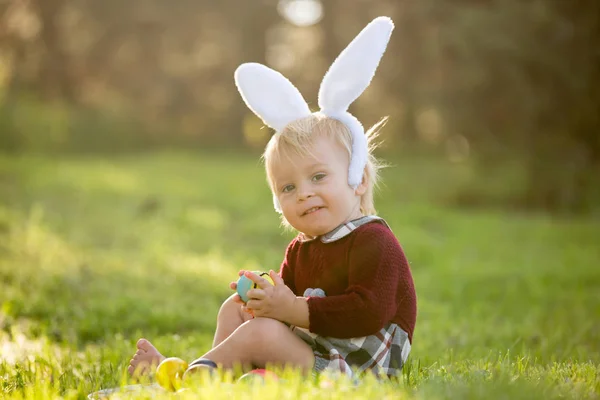 Słodki chłopiec z króliczek uszy, polowanie jaj na Wielkanoc, dziecko — Zdjęcie stockowe